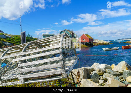 Ansicht der Hummerfallen, Boote und Häuser, im Fischerdorf Peggy's Cove, Nova Scotia, Kanada Stockfoto