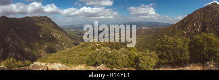 Schöne schöne Spanische Panoramablick auf die Landschaft, die Berge Montseny Stockfoto