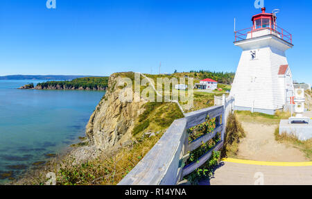 Blick auf das Kap Wutanfall Leuchtturm, Shoreline und Klippen, in New Brunswick, Kanada Stockfoto