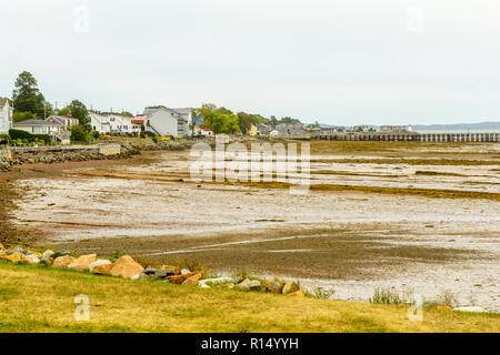 Blick auf Saint Andrews Küste, Meer und Leuchtturm bei Ebbe. New Brunswick, Kanada Stockfoto