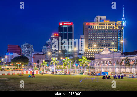 KUALA LUMPUR, Malaysia - 20. Juli: Nachtansicht im Finanzviertel Stadt Gebäude von Merdeka Square, am 20. Juli 2018 in Kuala Lumpur Stockfoto