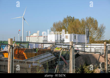 Neue bauen Häuser und Baustelle im Zusammenhang mit Berryfields, einer Entwicklung von Hunderten von Häusern außerhalb von Aylesbury in Buckinghamshire, England. Stockfoto