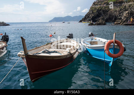 Fischerboote im Hafen von Manarola, eines der Dörfer der Cinque Terre an der ligurischen Küste von Italien, Europa Stockfoto