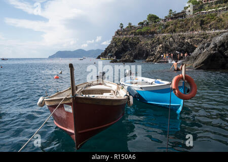 Fischerboote im Hafen von Manarola, eines der Dörfer der Cinque Terre an der ligurischen Küste von Italien, Europa Stockfoto