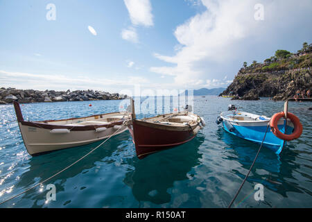 Fischerboote im Hafen von Manarola, eines der Dörfer der Cinque Terre an der ligurischen Küste von Italien, Europa Stockfoto