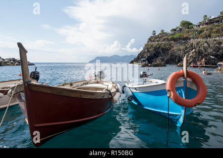 Fischerboote im Hafen von Manarola, eines der Dörfer der Cinque Terre an der ligurischen Küste von Italien, Europa Stockfoto