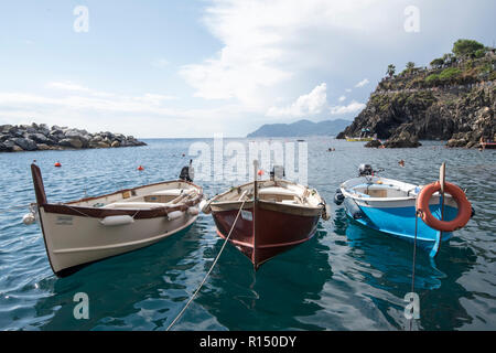 Fischerboote im Hafen von Manarola, eines der Dörfer der Cinque Terre an der ligurischen Küste von Italien, Europa Stockfoto