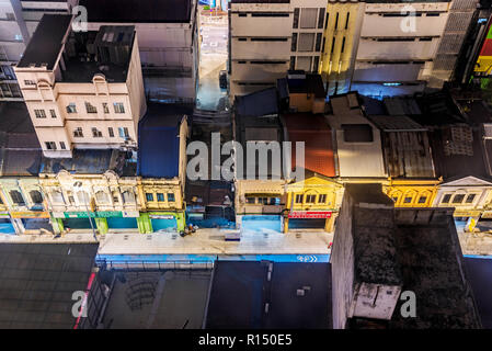 KUALA LUMPUR, Malaysia - 21. Juli: Antenne Nacht Blick auf Altstadt Gebäude in der Nähe von Masjid Jamek am 21. Juli 2018 in Kuala Lumpur Stockfoto