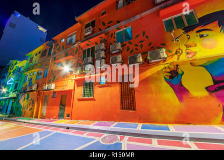 KUALA LUMPUR, Malaysia - 23. Juli: Nachtansicht der bunten Gebäude mit künstlerischen Designs, die auf den Verlorenen Strom von Jalan Alor ein berühmter Ort für Street ar Stockfoto