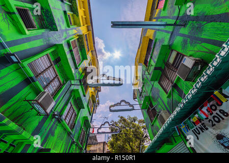 KUALA LUMPUR, Malaysia - 24. Juli: Farbenfrohe Gebäude mit künstlerischen Designs, die auf den Verlorenen Strom von Jalan Alor am 24. Juli 2018 in Kuala Lumpur Stockfoto