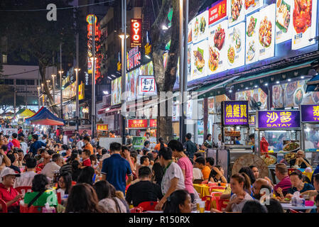 KUALA LUMPUR, Malaysia - 24. Juli: Blick auf Jalan Alor Food Street, einer bekannten Straße mit vielen Restaurants und Strassenverkäufer am 24. Juli 2018 in Kuala Lum Stockfoto