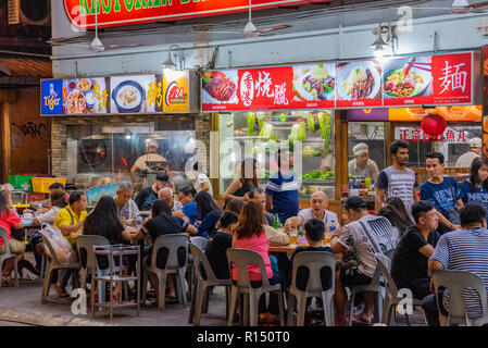 KUALA LUMPUR, Malaysia - 24. Juli: Chinese food Restaurants mit Menschen Essen am Abend im berühmten Jalan Alor Food Street am 24. Juli 2018 in Kuala Stockfoto