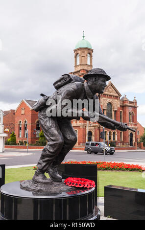 Statue von Stanley Elton Hollis, in Middlesbrough, England, UK. Er gewann die einzige Victoria Cross auf der D-Tag (6. Juni 1944) ausgezeichnet. Stockfoto