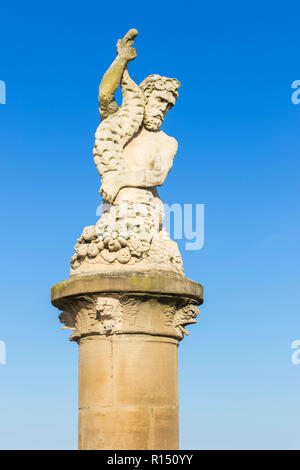 Die Statue von Triton, der Sohn des Neptun vor dem South Pier Family Entertainment Center direkt am Meer Lowestoft Lowestoft Suffolk England UK GB Europa Stockfoto