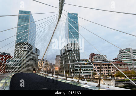 Ansicht eines Zubizuri Brücke über den Fluss Nervion, in eine Wolke, Tag, zwischen den Türmen von Bilbao, Vizcaya, Spanien. Stockfoto