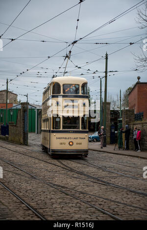 Sheffields letzte Straßenbahn stolz auf der Route an crich Straßenbahn Dorf, Derbyshire, Großbritannien Stockfoto