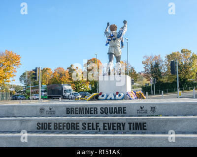 : Bremner Platz außerhalb der Elland Road Stadium. Billy Bremner war legendär Fußballspieler und Kapitän der Leeds United und Schottland. Stockfoto