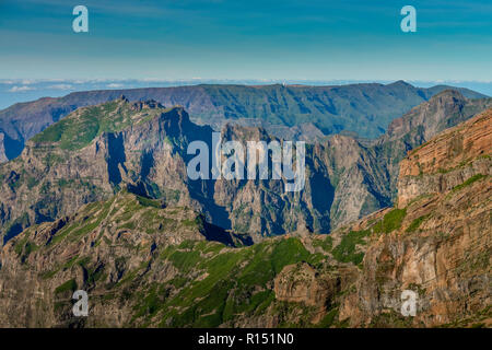 Bergpanorama, Blick vom Pico Do Arieiro Richtung Hochebene Paul da Serra, Zentralgebirge, Madeira, Portugal Stockfoto