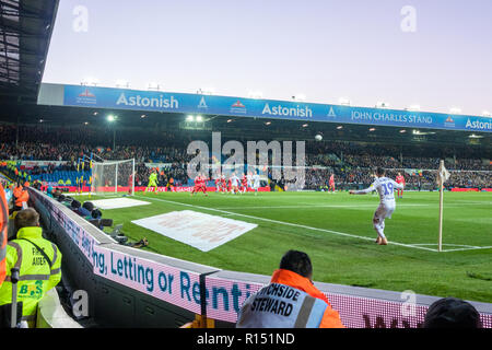 Fußball-Spiel an der Elland Road Stadium. Das Stadion, das ist die Heimat von Leeds United FC, ist berühmt für seine elektrischen Atmosphäre. Stockfoto