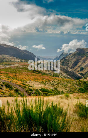 Bergpanorama, Blick vom Pico Do Arieiro Richtung Zentralgebirge, Funchal, Madeira, Portugal Stockfoto