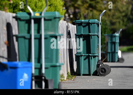 Allgemeine Ansicht eines recycling Bins in einer Wohnstraße in Mochdre, Wales, als Conwy Rat eine Regelung einführen, nicht verwertbaren Haushalt warst zu sammeln Stockfoto