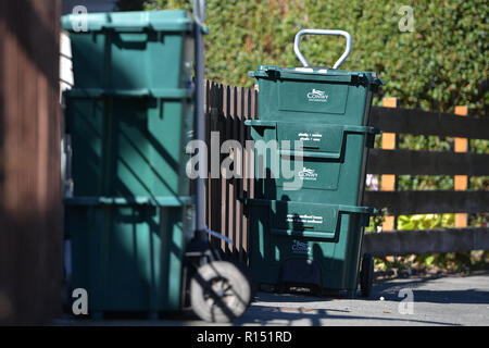 Allgemeine Ansicht eines recycling Bins in einer Wohnstraße in Mochdre, Wales, als Conwy Rat eine Regelung einführen, nicht verwertbaren Haushalt warst zu sammeln Stockfoto