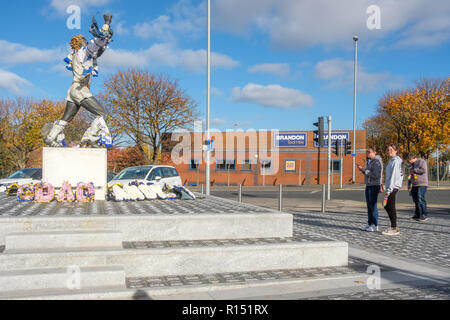 : Bremner Platz außerhalb der Elland Road Stadium. Billy Bremner war legendär Fußballspieler und Kapitän der Leeds United und Schottland. Stockfoto