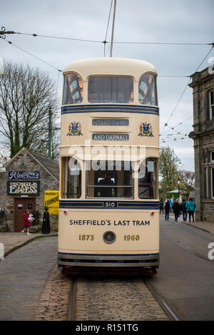 Sheffields letzte Straßenbahn stolz auf der Route an crich Straßenbahn Dorf, Derbyshire, Großbritannien Stockfoto