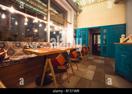 Leere Zimmer Einrichtung in Blau und orange Farben, Tisch und Stühlen Stockfoto