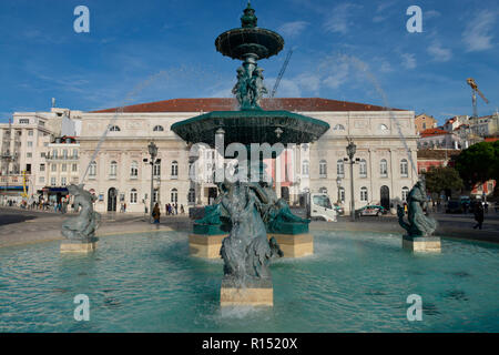 Springbrunnen, Nationaltheater Teatro Nacional Dona Maria II, Rossio-Platz, Altstadt, Lissabon, Portugal Stockfoto