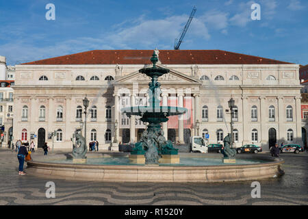 Springbrunnen, Nationaltheater Teatro Nacional Dona Maria II, Rossio-Platz, Altstadt, Lissabon, Portugal Stockfoto