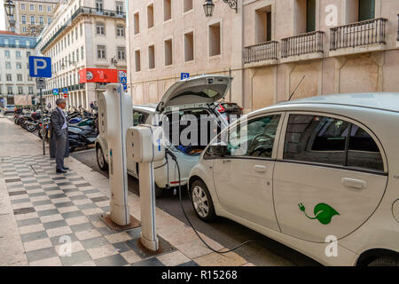 Elektroautos, Rua do Comercio, Lissabon, Portugal Stockfoto