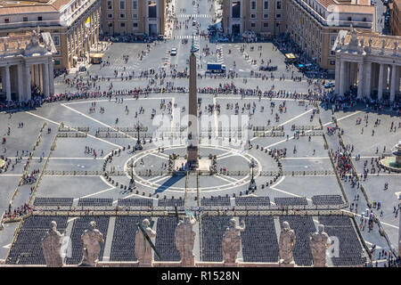Vatikan VATIKAN - Juni 13, 2017: Auf der Suche nach panorama Blick über dem Petersplatz (Piazza San Pietro) und der Stadt Rom, Italien, von St. Peter Bas Stockfoto