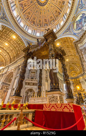 Vatikan VATIKAN - 13. Juni 2017: Innenansicht der Basilika St. Peter. Blick auf den zentralen Teil der Kirche von St. Peter. Stockfoto