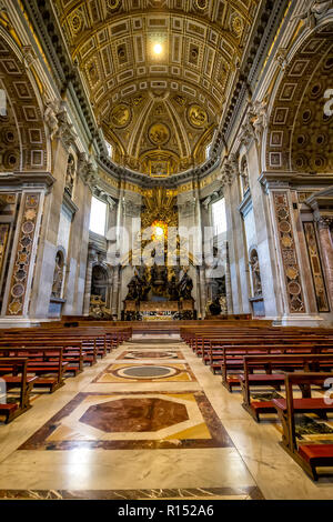 Vatikan VATIKAN - 13. JUNI 2017: Altar in der Basilika St. Peter im Vatikan, niemand auf den roten Stühlen. Große schöne Halle. Der Altar mit Stockfoto