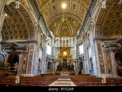 Vatikan VATIKAN - 13. JUNI 2017: Altar in der Basilika St. Peter im Vatikan, niemand auf den roten Stühlen. Große schöne Halle. Der Altar mit Stockfoto