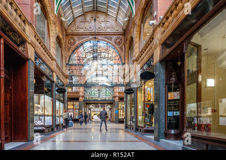 Leeds viktorianischen und edwardianischen Einkaufspassagen im Stadtzentrum von Leeds. Die historischen Arkaden im Victoria Quarter sind ein Zentrum für luxuriöse Geschäfte Stockfoto