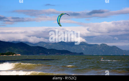 Kite Surf Rider auf einem Meer Wellen im Sommer Tag. Perfekte Wind und Wetter Stockfoto