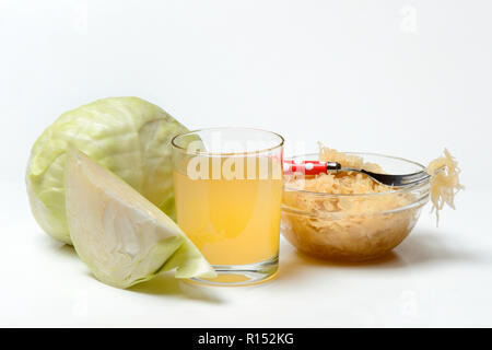 Sauerkraut und Sauerkrautsaft in Glas, Weisskohl Stockfoto