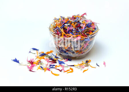 Bluetenblaetter in Holzloeffel, essbare Blueten, Centaurea cyanus, Calendula officinalis, Helianthus annuus Stockfoto