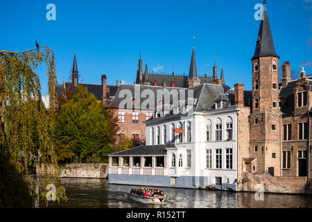 Touristenboot auf Dijver, Brügge, Belgien Stockfoto