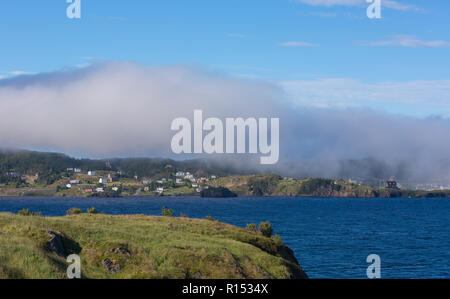 Dreifaltigkeit, Neufundland, Kanada - Nebel in der kleinen Küstenstadt Dreifaltigkeit, auf die Trinity Bay. Stockfoto