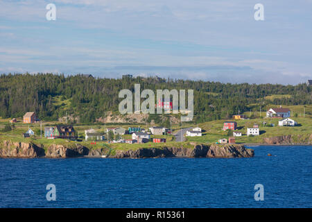 Dreifaltigkeit, Neufundland, Kanada - Wohnungen mit Blick auf den Hafen in der kleinen Stadt Trinity. Stockfoto