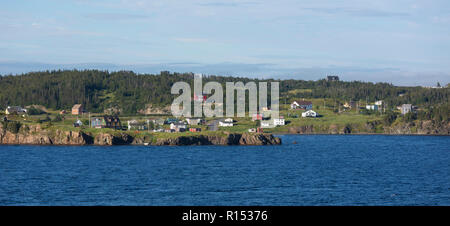 Dreifaltigkeit, Neufundland, Kanada - Wohnungen mit Blick auf den Hafen in der kleinen Stadt Trinity. Stockfoto