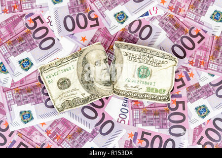 Zerrissen zerknittert hundert Dollar auf dem Hintergrund der Geld mit einem Nennwert von 500 Euro Stockfoto