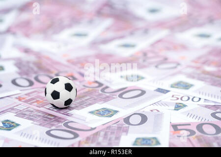 Kleine Fußball auf Geld mit einem Nennwert von 500 Euro Stockfoto