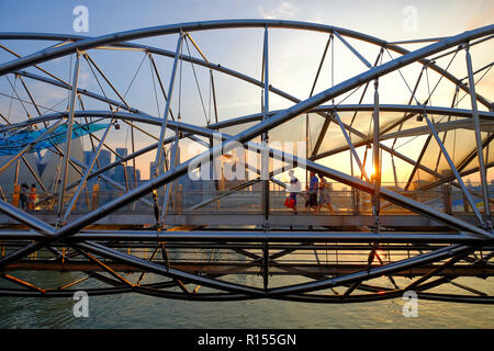 Sonnenuntergang hinter dem Helix Bridge, von der menschlichen DNA inspiriert, Anschluss der Esplanade und Shopping Mall die Geschï¿½te an der Marina Bay Sands, Singapur Stockfoto