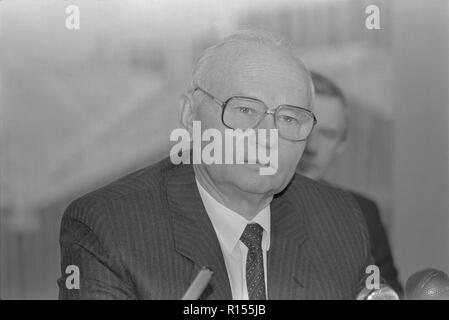 Moskau, UDSSR - Dezember 26, 1990: Vorsitzender des Ausschusses für Staatssicherheit (KGB) Wladimir Alexandrowitsch Kryuchkov Presse-Konferenz am 4. Kongress der Volksdeputierten der UDSSR Stockfoto