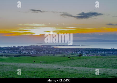 Mit Blick auf die Städte Barassie & Troon im South Ayrshire Bereich von Schottland. Arran können in die dunstige Ferne gesehen werden. Stockfoto