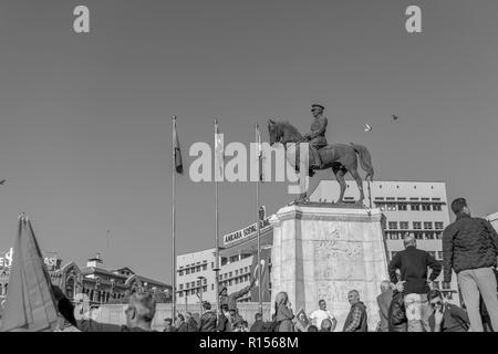 Ankara/Türkei - 29 Oktober 2018: Menschen mit türkischer Flagge in der Nähe von 'Statue von Mustafa Kemal Atatürk' in Mataram während 29. Oktober Tag der Republik Feier der Stockfoto